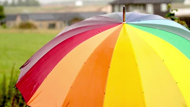 Parapluie multicolore sous la pluie 