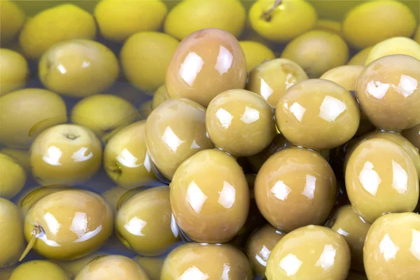 Groene olijven in olijfolie — Stockfoto