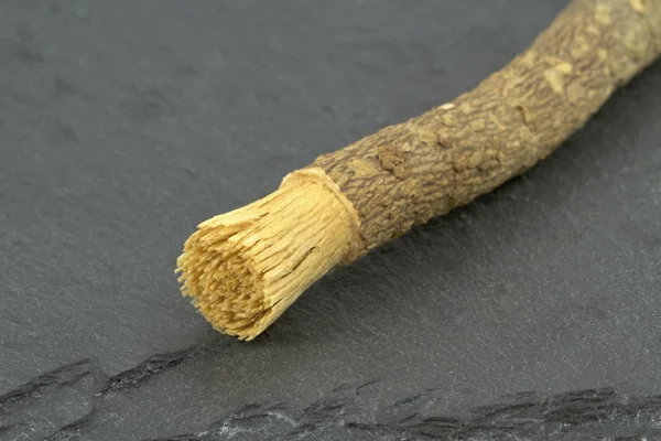 Vecchio spazzolino da denti islamico tradizionale naturale Miswak o Siwak . — Foto Stock