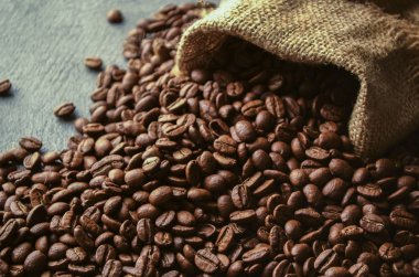 Torbadaki kahve çekirdekleri. Kokulu kahve çekirdekleri.