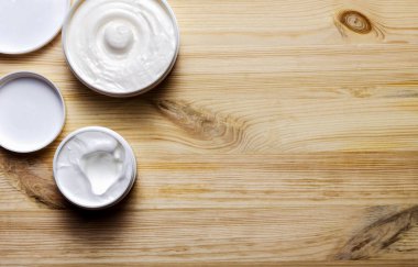 Yüz ve vücut derisi bakımı için doğal kozmetik ürünleri. Organik güzellik. Yüz ve vücut bakımı için doğal kozmetik ürünleri. en üstteki görünüm,