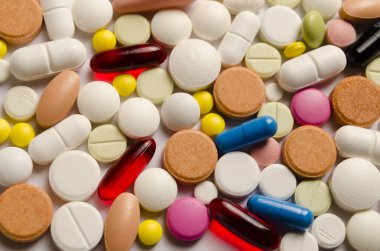 Farklı renkli haplar seti, farklı renkli haplar. Üst görüş. Bulanık