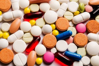 Farklı renkli haplar seti. Farklı renkli haplar. Üst görünüm..