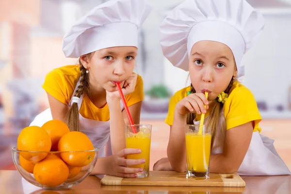 Les enfants font du jus d'orange fraîchement pressé — Photo