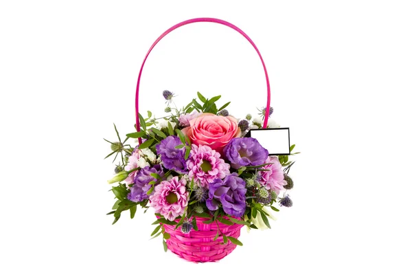 Brillante arreglo de flores en cesta, fondo aislado —  Fotos de Stock