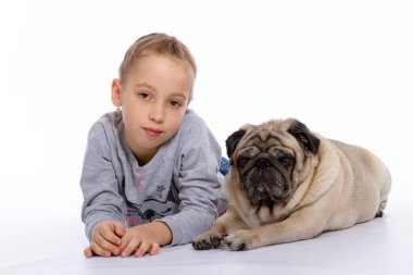 Kız bir köpeğin yanına yatıyor