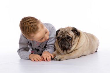 Kız bir köpeğin yanına yatıyor