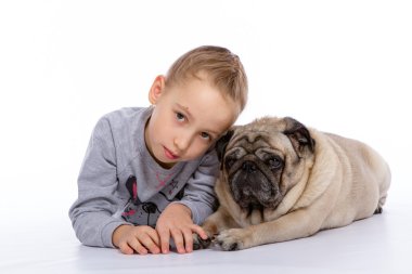 Kız bir köpeğin yanına yatıyor