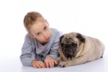 Kız bir köpeğin yanına yatıyor