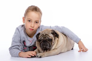 Kız bir köpeğin yanına yatıyor