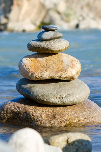 Kamieni piramidy, symbolizujące Zen, harmonii, równowagi — Zdjęcie stockowe