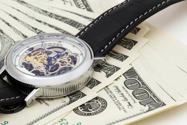 Relojes de pulsera y billetes de cien dólares sobre un fondo blanco —  Fotos de Stock