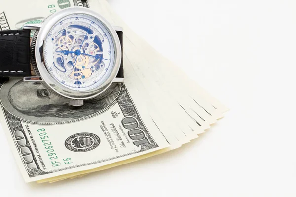 Relojes de pulsera y billetes de cien dólares sobre un fondo blanco — Foto de Stock