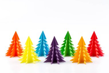 Noel ağacı kağıt üzerinde beyaz izole renkler karışık