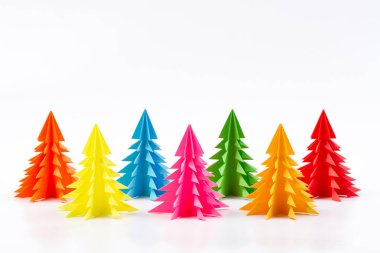 Noel ağacı kağıt üzerinde beyaz izole renkler karışık