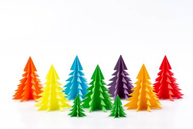 Noel ağacı kağıt üzerinde beyaz izole renkler karışık