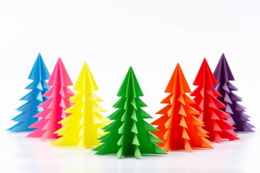 Noel ağacı kağıt üzerinde beyaz izole renkler karışık