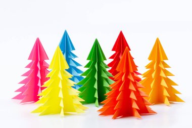 Noel ağacı kağıt üzerinde beyaz izole renkler karışık