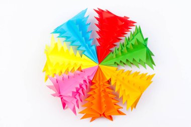 Noel ağacı kağıt üzerinde beyaz izole renkler karışık