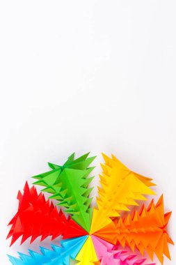 Noel ağacı kağıt üzerinde beyaz izole renkler karışık