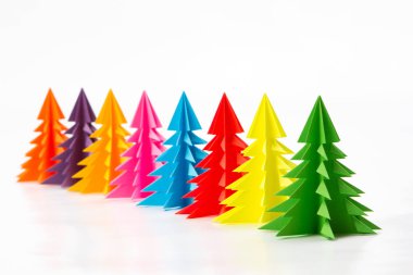Noel ağacı kağıt üzerinde beyaz izole renkler karışık