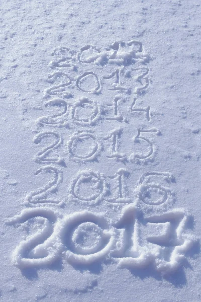 Nuovo anno data 2017 scritto in neve fresca — Foto Stock