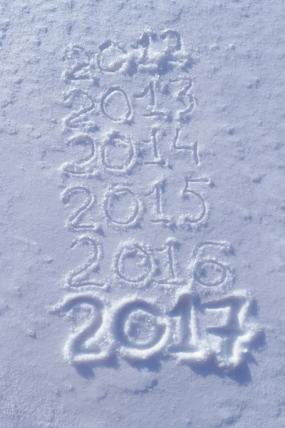 Neujahrsdatum 2017 im frischen Pulverschnee geschrieben — Stockfoto