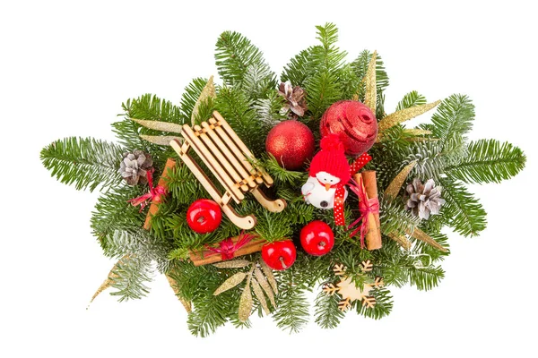 Vánoční dekorace ruční výroba sněhuláka a sáně. Umělé vánoční aranžování s šišky a smrkových větví. Vánoční přání pozadí. Kopírovat prostor — Stock fotografie