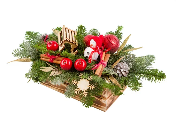 Arreglo navideño de ramas de abeto, en caja de madera, muñeco de nieve con trineo. Fondo blanco . —  Fotos de Stock