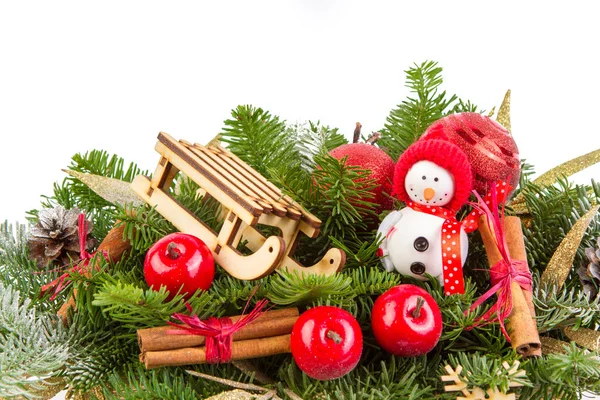 Decoración navideña Muñeco de nieve hecho a mano y trineo. Arreglo de flores artificiales de Navidad con conos de pino y ramas de abeto. Fondo de tarjeta de Navidad. Copiar espacio — Foto de Stock
