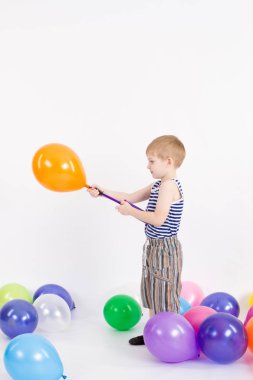 Küçük çocuk beyaz arka plan üzerinde balon açılırsa