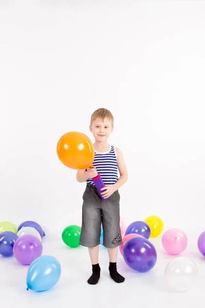 Mały chłopiec wybuch balon na białym tle — Zdjęcie stockowe