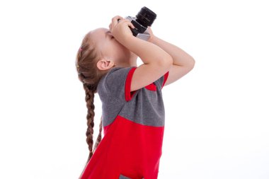 Beyaz arka plan üzerinde kamera tutan güzel küçük kız