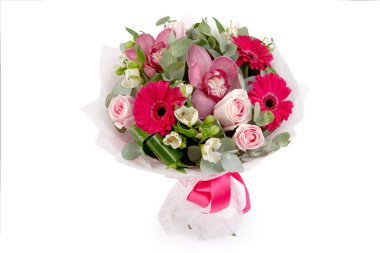 Taze çiçekler parlak buketny kompozisyon, beyaz arka plan izole.