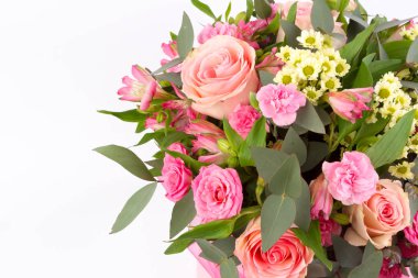 Taze çiçekler parlak buketny kompozisyon, beyaz arka plan izole.