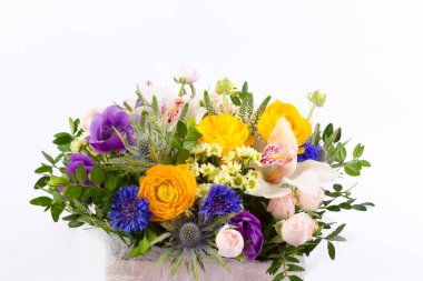 Taze çiçekler parlak buketny kompozisyon, beyaz arka plan izole.