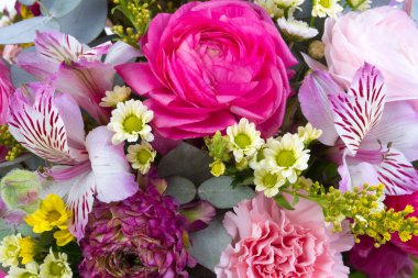 Taze çiçekler parlak buketny kompozisyon, beyaz arka plan izole.