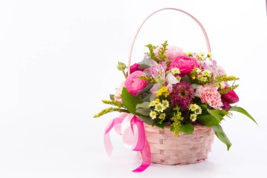 Taze çiçekler parlak buketny kompozisyon, beyaz arka plan izole.