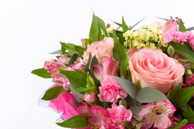 Taze çiçekler parlak buketny kompozisyon, beyaz arka plan izole.