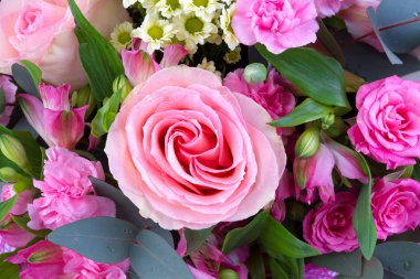 Taze çiçekler parlak buketny kompozisyon, beyaz arka plan izole.