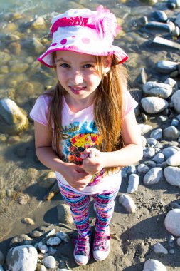 Kız canlı balık tutar