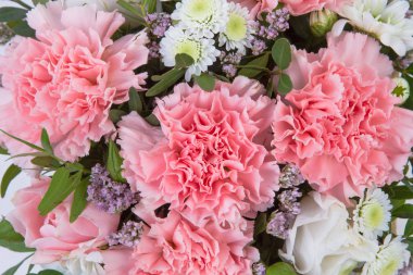 Taze çiçekler parlak buketny kompozisyon, beyaz arka plan izole.