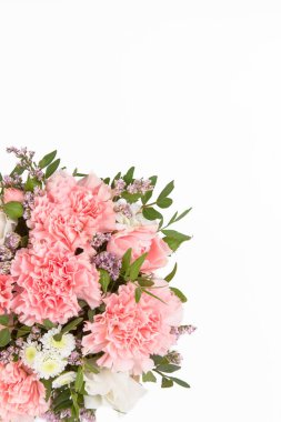 Taze çiçekler parlak buketny kompozisyon, beyaz arka plan izole.