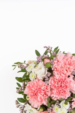 Taze çiçekler parlak buketny kompozisyon, beyaz arka plan izole.