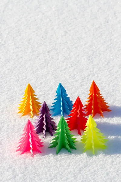 Kifogyott a papír a hóban színes karácsonyfa. — Stock Fotó