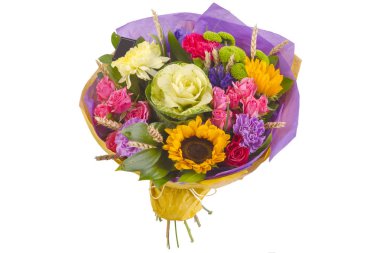 Taze çiçekler parlak buketny kompozisyon, beyaz arka plan izole.