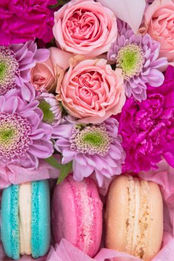 Taze çiçekler parlak buketny kompozisyon, beyaz arka plan izole.