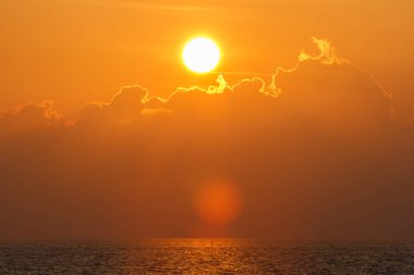 Deniz su yansıması, renkli bulutlar gökyüzü ile üzerinde güzel gün batımı