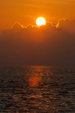 Deniz su yansıması, renkli bulutlar gökyüzü ile üzerinde güzel gün batımı