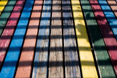 Arka plan ve doku ahşap panoları. Çok renkli çizgiler.